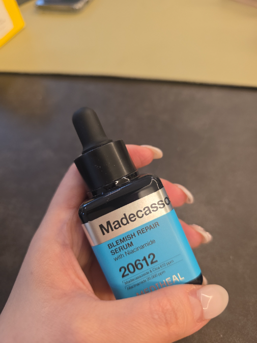 KBO Kolrabo Sonmokbaendeu Jeungjeong Medihil Madekasosadeu Heunjeok Repair Serum 40+40 ml Gihoek ([KBO 콜라보 손목밴드 증정] 메디힐 마데카소사이드 흔적 리페어 세럼 40+40ml 기획)