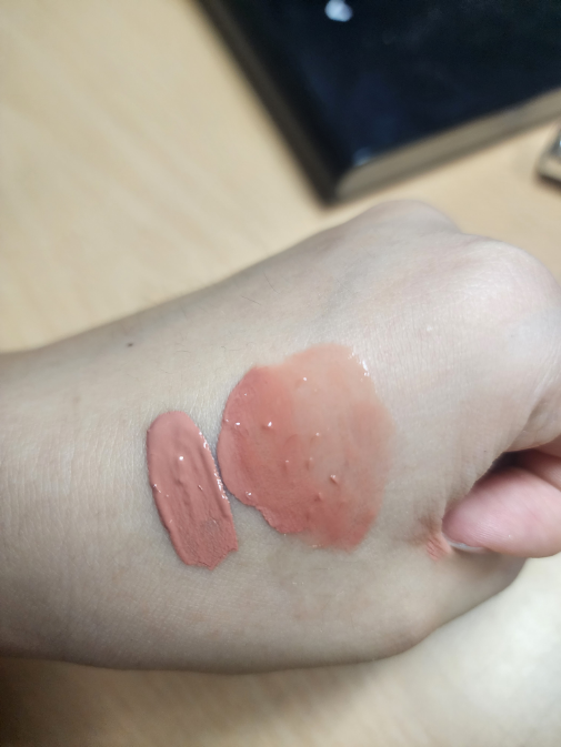 Hand swatch · Shade 901 True Peach