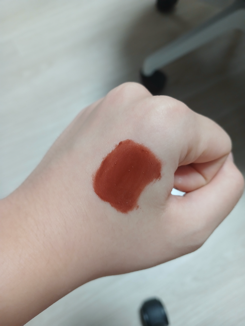 Hand swatch · Taupe